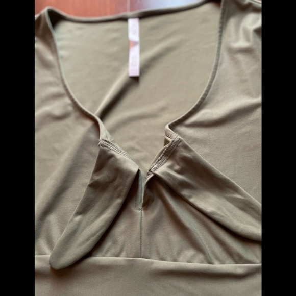 🌿SUMMER SALE🌿VICTORIA SPORT Crop Top Long Sleeve Green size Large - Picture 4 of 11